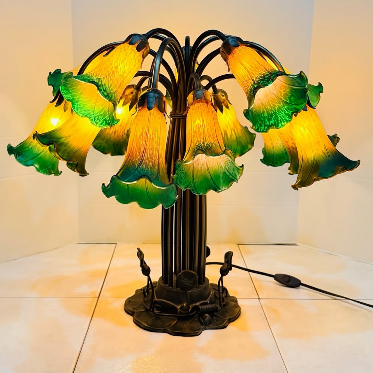 Vintage Meyda Tiffany Art Nouveau 15-Arm Glass Lily Tulip Flower Shades Lamp