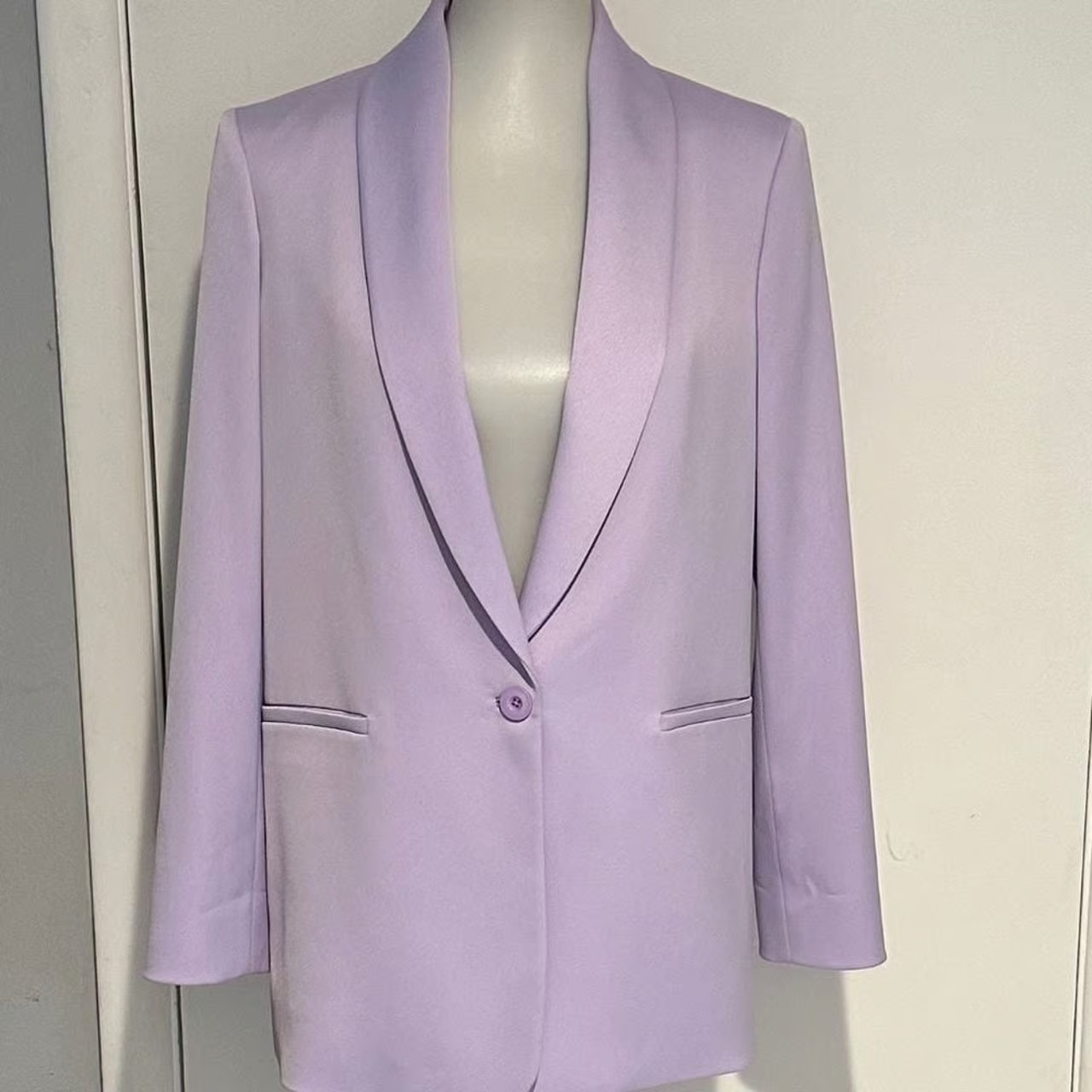 Alice + Olivia Yuriko Shawl Collar Boyfriend Blazer - Size 2 - NEW With Tags.